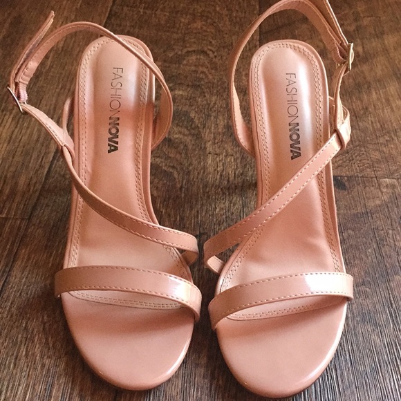 Size 7 women’s heel - Picture 2 of 4